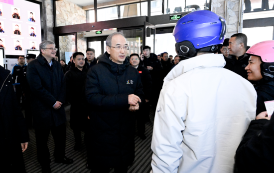 11��22��������ʡ2025-2026��ѩ���_���ߵ�31�ü����Fڡ��ѩ��(ji��)�_Ļʽ�ڼ����������ɻ����ȼم^(q��)�e����ʡί��ӛ�S����ѩ�ߴ�d�c��ʡ�ο��H�н�����